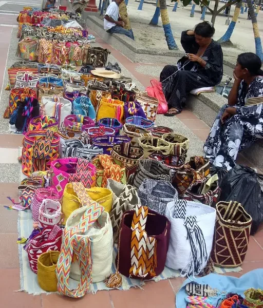 vendedores_ambulantes_mochilas_y_bolsos_wayuu_paseo_maritimo_Riohacha_Colombia